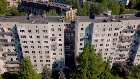 Kippen-Sie-Nach-Unten-Auf-Epische-Sowjetische-Ghetto-Beton-Fertighaus-Wohnwohnung-Aus-Der-Sowjetzeit