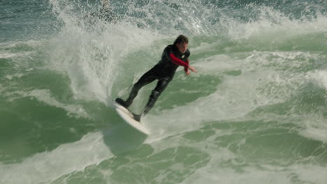 Un-Surfista-Coge-Una-Buena-Ola-En-Steamer-Lane-En-Santa-Cruz,-California.