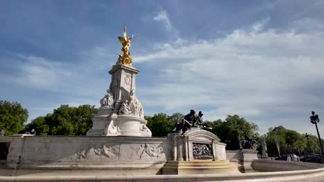 Estatua-Conmemorativa-De-Victoria-En-Las-Afueras-Del-Palacio-De-Buckingham-En-Londres,-Reino-Unido---Tiro-Panorámico-A-La-Izquierda