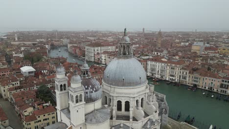 Venedig-Italien-Filmische-Schönheit-Der-Innenstadt-Auf-Einem-Flug-An-Einem-Nebligen-Tag