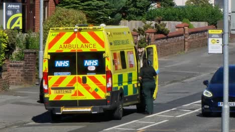 Polizei-Und-Rettungssanitäter-Rettungswagen-Reagieren-Auf-Verkehrsunfall-In-Britischer-Nachbarschaft