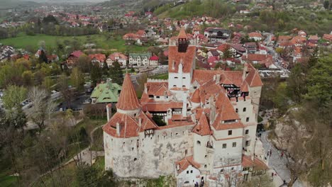 Viaje-En-Transilvania-Establecimiento-Aéreo-De-La-Ciudad-Castillo-De-Drácula-En-Transilvania