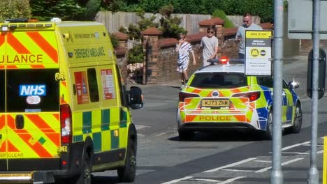 Sanitäter,-Krankenwagen-Und-Polizei-Bei-Einem-Verkehrsunfall-In-Einem-Britischen-Viertel