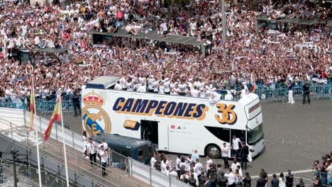 Tausende-Fans-Auf-Der-Plaza-De-Cibeles-Feiern-Mit-Real-Madrid-Spielern-In-Einem-Bus-Ihren-36.-La-Liga-Titelgewinn-In-Madrid,-Spanien