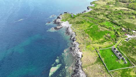 Irlanda-Ubicaciones-épicas-Base-Militar-Abandonada-Por-Drones-En-Adrigole-West-Cork-Con-Una-Costa-Escarpada,-Mares-Azules-Y-Tierras-De-Cultivo-Verde-Esmeralda-En-Verano