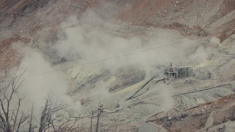 Rauch-Auf-Owakudani,-Großes-Kochendes-Tal-Mit-Schwefelquellen-Und-Heißen-Quellen-In-Hakone,-Kanagawa,-Japan