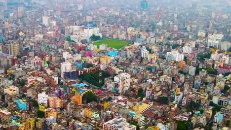 Luftaufnahme-Eines-Offenen-Feldes-Mitten-In-Der-Megastadt-Dhaka-In-Bangladesch-Per-Drohne