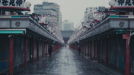 Nakamise-dori-Straße-An-Einem-Regnerischen-Tag-In-Asakusa,-Tokio,-Japan-–-Weitwinkelaufnahme