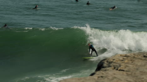 Un-Joven-Surfista-Atrapa-Una-Buena-Ola-En-Steamer-Lane-En-Santa-Cruz,-California.