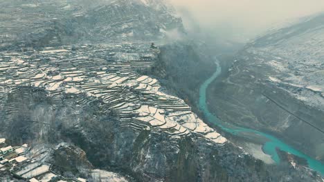 Luftaufnahme-Von-Oben-Auf-Schneebedeckte-Terrassen-Hoch-Oben-Im-Hunza-Tal
