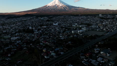 Vista-Aérea-De-La-Ciudad-De-Fujiyoshida-Al-Amanecer-En-La-Prefectura-De-Yamanashi,-Japón