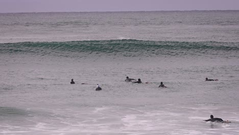 Surfistas-Remando-Entre-Las-Olas-En-La-Playa-De-Duranbah,-En-La-Costa-Dorada-Del-Sur