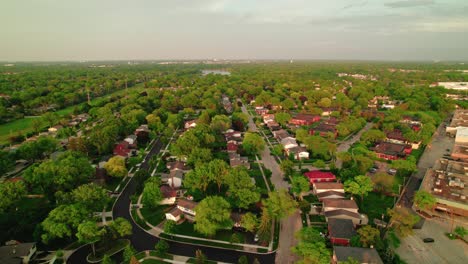 Eine-Luftaufnahme-Der-Wohngegend-Von-Arlington-Heights-In-Illinois,-USA,-Die-Das-Wesen-Vorstädtischer-Ruhe-Und-Gemeinschaftlichen-Lebens-Unterstreicht