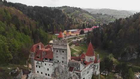 Aerial-establishing-shot-Bran-Castle-historical-fortress-landmark,-Transylvania