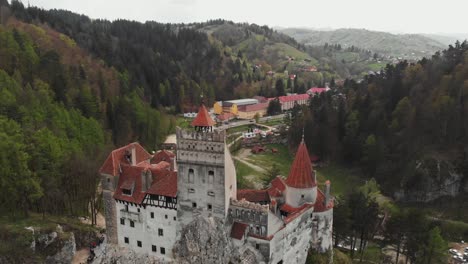 Luftaufnahme-Von-Bran-Castle,-Historische-Festung-Wahrzeichen,-Siebenbürgen