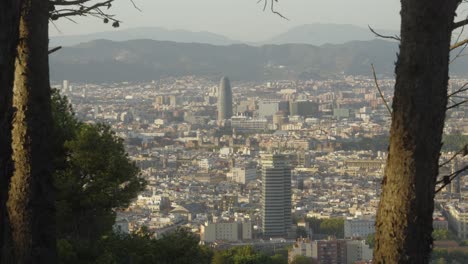Malerische-Aussicht-Auf-Die-Innenstadt-Von-Barcelona-Mit-Blick-Auf-Torre-Glories