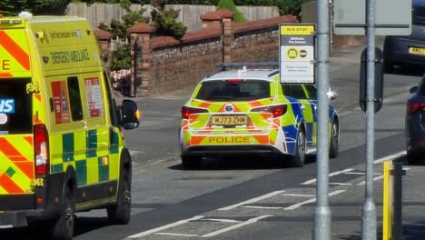 Coche-De-Policía-Y-Ambulancia-Paramédica-Que-Asisten-A-Un-Incidente-De-Tráfico-En-El-Barrio-Británico