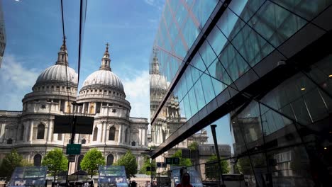 Reflejo-De-La-Catedral-De-San-Pablo-En-Un-Moderno-Edificio-De-Cristal-En-Londres-Bajo-Un-Cielo-Azul-Claro