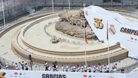 Man-Sieht-Die-Spieler-Von-Real-Madrid-Tanzen,-Während-Sie-Ihren-36.-La-Liga-Titel-Auf-Dem-Cibeles-Platz-In-Madrid,-Spanien,-Feiern