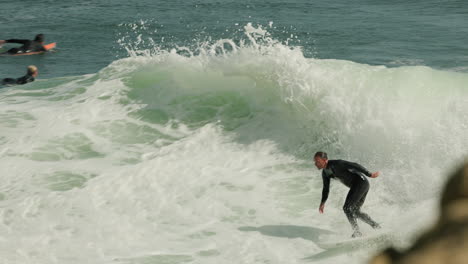 Un-Surfista-Coge-Una-Buena-Ola-En-Steamer-Lane-En-Santa-Cruz,-California.