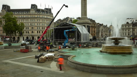 Timelapse-of-builders-erecting-a-temporary-stage-in-Trafalgar-Square,-London-using-cranes-and-platforms