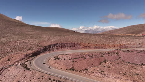 Drone-Aéreo-Empuja-Sobre-2-Motocicletas-En-La-Ruta-52,-Provincia-De-Jujuy,-Argentina