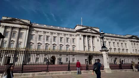 Sunny-Morning-View-Of-Buckingham-Palace-And-Front-Gates