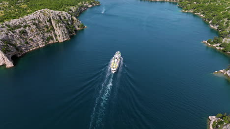 Barco-Marinero-A-Través-Del-Canal-De-San-Antonio-En-La-Bahía-De-Sibenik,-Costa-Adriática-En-Croacia