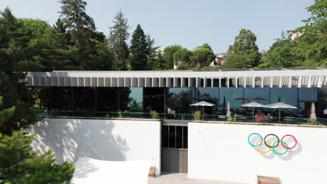 Menschen-Stehen-Auf-Dem-Balkon-Des-Olympischen-Museums