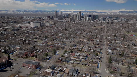 Stadt-Wash-Park-Innenstadt-Denver-Colorado-Spring-Mount-Blauer-Himmel-Evans-Luftdrohne-USA-Front-Range-Rocky-Mountains-Vorgebirge-Wolkenkratzer-Nachbarschaft-Straßen-Ferril-Lake-Tagsüber-Sonnig-Wolken-Kreis-Links