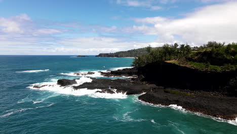 über-Wellen-Hinweg,-Die-Auf-Die-Felsen-Auf-Kauai-Krachen