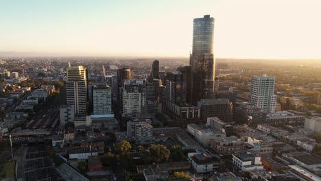 Vista-Aérea-Del-Distrito-South-Yarra-De-Melbourne,-Australia,-Torres,-Edificios,-Ferrocarriles-Y-Calles-En-Una-Mañana-Soleada.