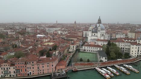 Venedig-Italien-Innenstadt-Fußballplatz-Am-Kanal-Entlang-An-Einem-Nebligen-Tag