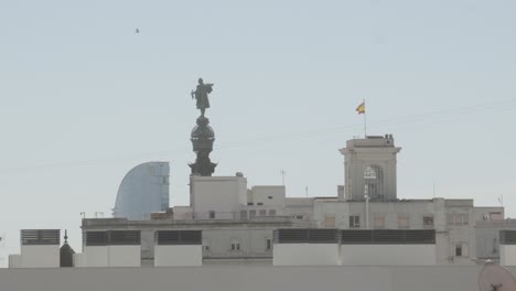 Malerische-Aussicht-Auf-Die-Skyline-Der-Stadt,-Ein-Ikonisches-Hotel-In-Barcelona-Und-Das-Christoph-Kolumbus-Denkmal-Im-Hintergrund