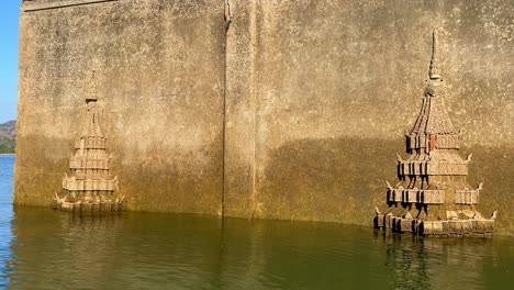 Reise-Detailansicht-Der-Ruinen-Des-Tempels-Wat-Wang-Wirekaram,-Teil-Der-Erstaunlichen-Unterwasserstadt-Sangkhlaburi,-Thailand