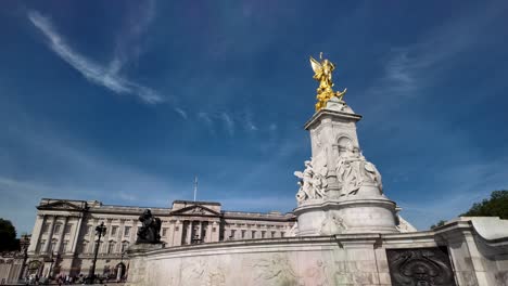 Estatua-Conmemorativa-De-Victoria-En-Las-Afueras-Del-Palacio-De-Buckingham-En-Una-Mañana-Soleada