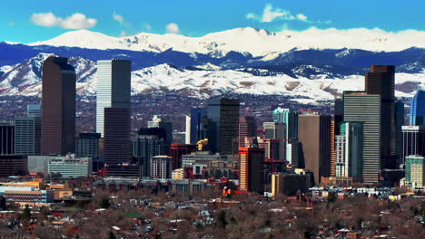 Frühling-Innenstadt-Denver-Colorado-Stadt-Park-Mount-Blauer-Himmel-Evans-Luftbild-Drohne-USA-Front-Range-Rocky-Mountains-Toothills-Wolkenkratzer-Landschaft-Ferril-See-Tagsüber-Sonnig-Wolken-Nachbarschaft-Links-Bewegung