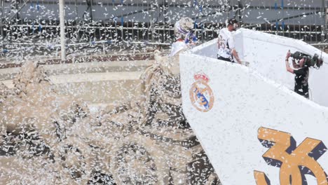 El-Capitán-Del-Real-Madrid,-Nacho-Fernández,-Junto-A-La-Fuente-De-Cibeles-En-La-Plaza-De-Cibeles-Celebrando-El-36º-Título-De-La-Liga-Española-De-Fútbol.