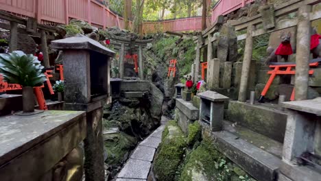 Pequeño-Jardín-Y-Fuentes,-Además-De-Santuarios-Con-Arcos-Del-Fushimi-Inari-Taisha-En-Kioto,-Japón