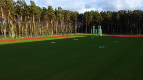 Blick-Vom-Boden-Auf-Das-Spielfeld-Und-Das-Stadion-Während-Der-Goldenen-Stunde