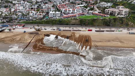 Equipos-De-Construcción-Remodelando-Una-Playa-Con-Olas-Del-Océano-En-El-Proyecto-De-Reemplazo-De-Arena-De-San-Clemente,-Vista-Aérea