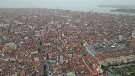 Venedig,-Italien,-Weiter-Blick-Nach-Unten-Neigen,-Um-Die-Dichte-Stadt-Von-Oben-Zu-Zeigen