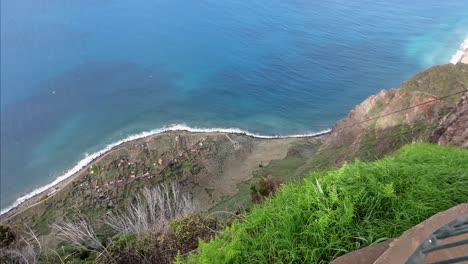 Mar-Visto-A-Vista-De-Pájaro-Desde-Lo-Alto-De-Un-Acantilado.