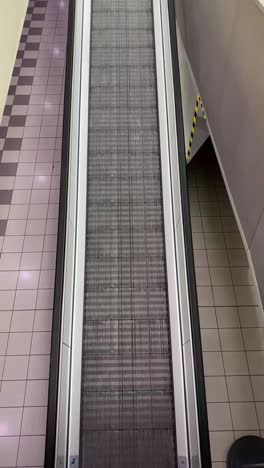 Escalator-moving-upwards-to-shopping-mall-entrance