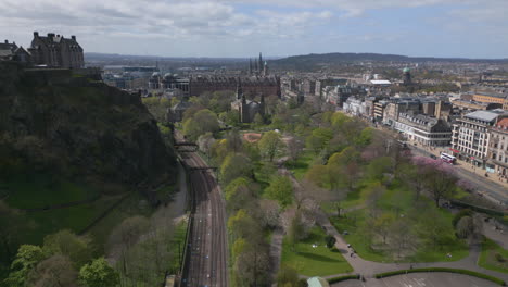 Jardines-De-Princes-Street-De-La-Ciudad-De-Edimburgo-Junto-A-La-Antena-De-Castle-Rock