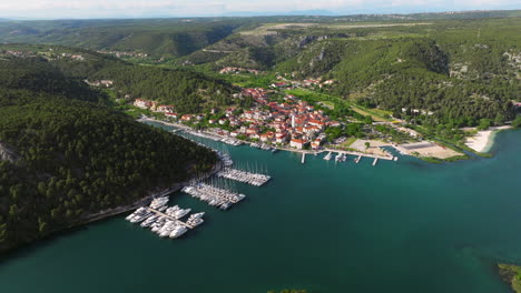 Puerto-Deportivo-De-Skradin-En-La-Desembocadura-Del-Río-Krka,-Cerca-Del-Parque-Nacional-De-Krka-En-Croacia