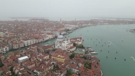 Venedig,-Italien---Boote-Tummeln-Sich-An-Einem-Nebligen-Tag-Auf-Dem-Wasser