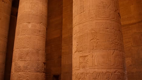 Gravierte-Säulen-Und-Hieroglyphen-In-Einem-Alten-ägyptischen-Tempel-Auf-Der-Insel-Philae