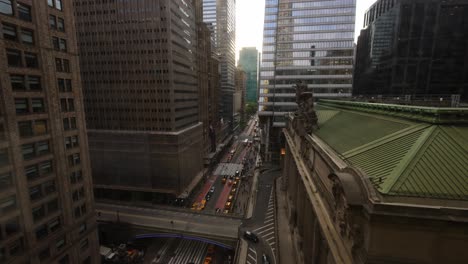 Grand-Central-Station-In-New-York-City-Im-Zeitraffer-Mit-Einem-Sonnenuntergang-Zwischen-Den-Gebäuden