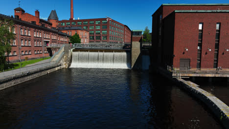 Drone-Inclinándose-Hacia-La-Presa-De-Tammerkoski,-Día-Soleado-De-Verano-En-Tampere,-Finlandia